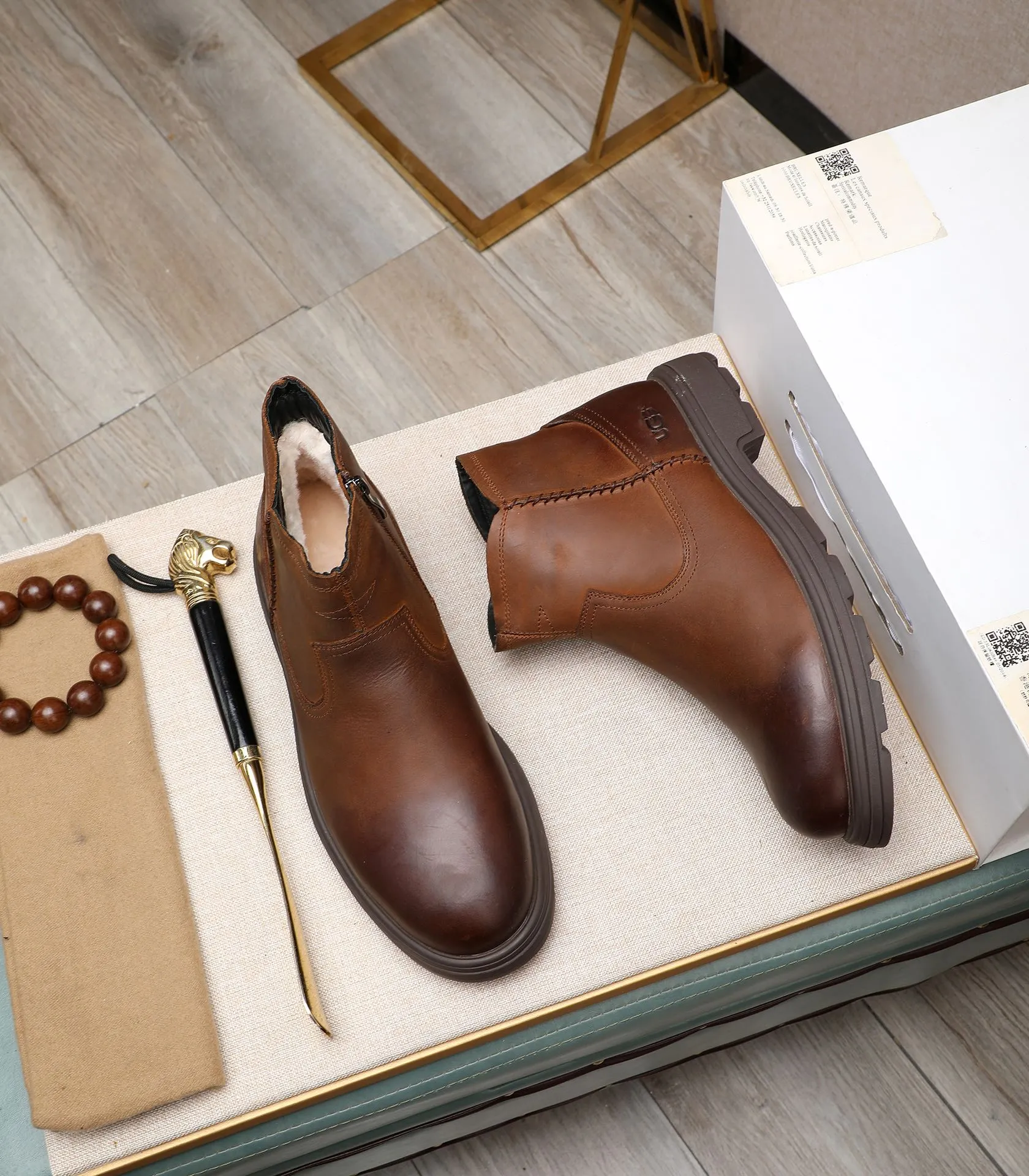 Men's men's shoes💰640 UGG (100% genuine wool lining, 10% off for fake ones) Please pay attention to the quality of the original order and compare the thickness of the wool🏮🏮Hot-selling UGG from Australia's warm luxury brand men's shoes, the official website is synchronized, Beckham men's style..., made of imported top-layer waxed cowhide, waxed toe cap, Australian real wool velvet lining Carefully sewn...Imported rubber Martin boots outsole (comfortable, soft and wear-resistant). I really like the quality..Exquisite workmanship. You can't put it down at first sight. Size 39-44